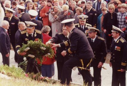 Мурманская область. Пункт базирования Северного флота РФ Видяево. 24 августа 2000г. Морские офицеры возлагают траурный венок к месту закладки камня в память о погибших моряках атомного подводного крейсера `Курск` К-141, затонувшего 12 августа 2000 года.