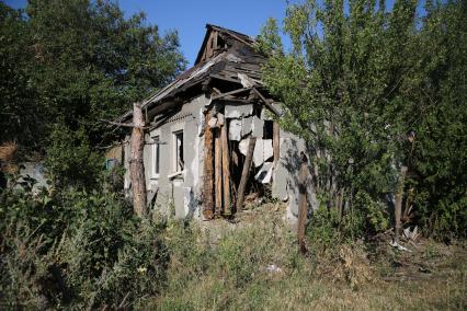 Украина. Донецкая область. Шахтный поселок 6/7. Дом, разрушенный в результате артобстрела украинской армией.