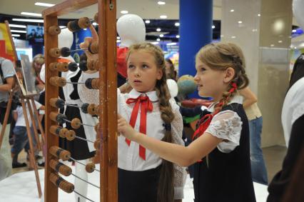 Москва. Девочки одетые в современную школьную форму во время выставки школьной формы в столичном `Детском мире`.