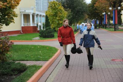 Москва. Девушки, обучающиеся в Московском кадетском корпусе `Пансион воспитанниц Министерства обороны Российской Федерации`.