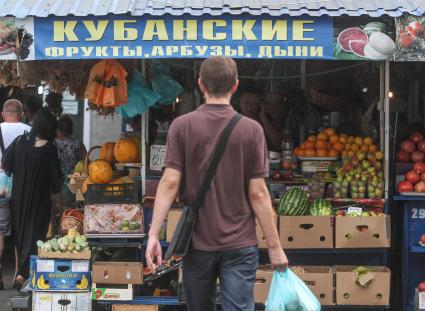 Краснодар. Продажа фруктов на Центральном колхозном рынке.