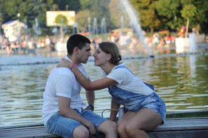 Москва. Молодой человек с девушкой у фонтана в Парке Горького.