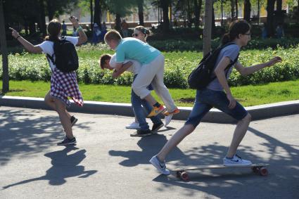 Москва. Молодые люди  в Парке Горького.