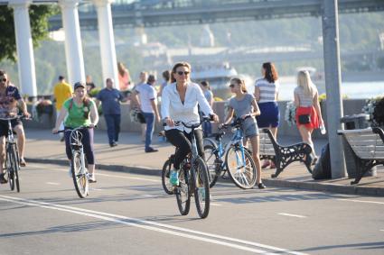 Москва.  Велосипедисты в Парке Горького.