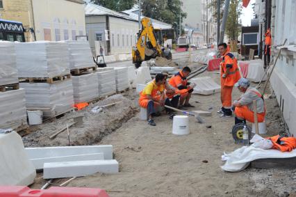 Москва. Ремонтные работы по замене бордюра на Большой Ордынке.