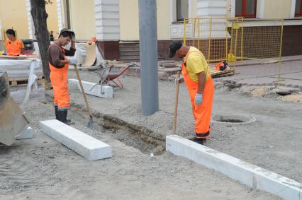 Москва. Ремонтные работы по замене бордюра на Большой Ордынке.