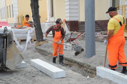 Москва. Ремонтные работы по замене бордюра на Большой Ордынке.