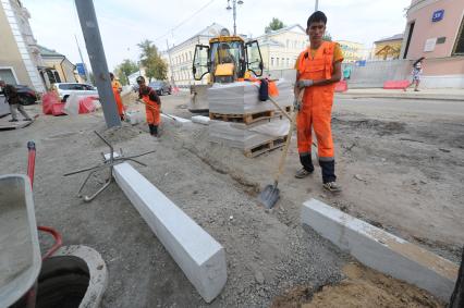 Москва. Ремонтные работы по замене бордюра на Большой Ордынке.