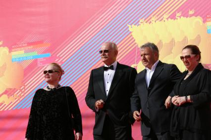 Диск129. Московский Международный кинофестиваль 2008 год ММКФ 2008. На снимке: режиссер Михалков Никита (слева)