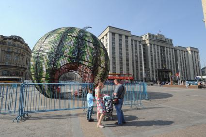 Москва.  Инсталляция в форме арбуза на площадке городского праздника `Московское лето. Фестиваль варенья` на Манежной площади.