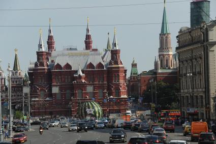 Москва. Инсталляция в форме арбуза на площадке городского праздника `Московское лето. Фестиваль варенья` на Манежной площади.