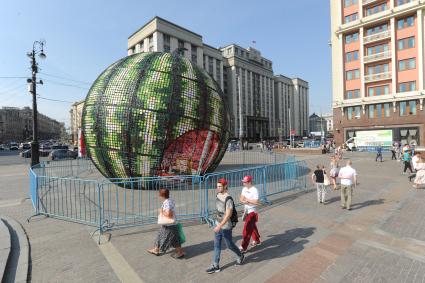 Москва.  Инсталляция в форме арбуза на площадке городского праздника `Московское лето. Фестиваль варенья` на Манежной площади.