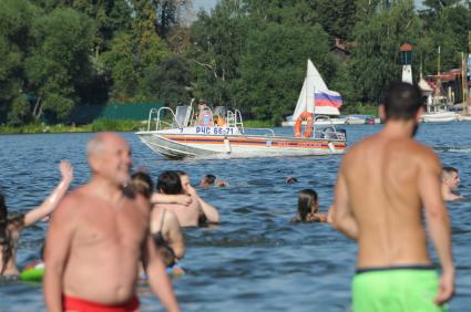 Москва.  Спасатели МЧС  плывут на катере по озеру Белое в районе  Косино-Ухтомское.