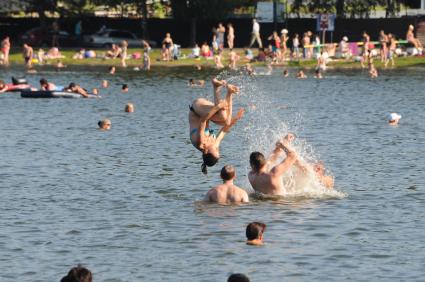 Москва.  Горожане купаются в озере Белое в районе  Косино-Ухтомское.