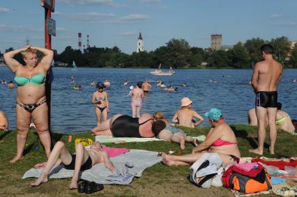 Москва.  Горожане купаются в озере Белое в районе  Косино-Ухтомское.