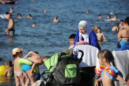 Москва. Горожане отдыхают у озера Белое в районе  Косино-Ухтомское.