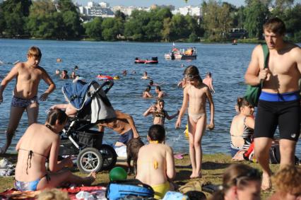 Москва.  Горожане загорают у озера Белое в районе  Косино-Ухтомское.