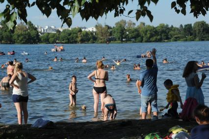 Москва.  Горожане купаются в озере Белое в районе  Косино-Ухтомское.