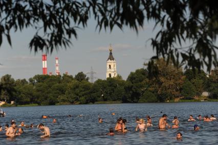 Москва.  Горожане купаются в озере Белое в районе  Косино-Ухтомское.