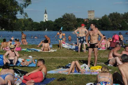 Москва.  Горожане купаются в озере Белое в районе  Косино-Ухтомское.