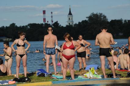 Москва.  Горожане загорают у озера Белое в районе  Косино-Ухтомское.