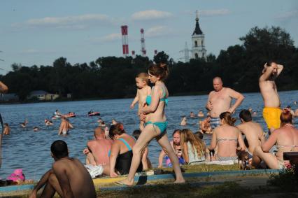 Москва.  Горожане загорают у озера Белое в районе  Косино-Ухтомское.