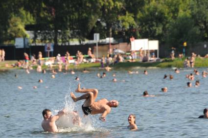 Москва.  Горожане купаются в озере Белое в районе  Косино-Ухтомское.