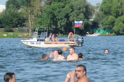 Москва.  Горожане купаются в озере Белое в районе  Косино-Ухтомское.