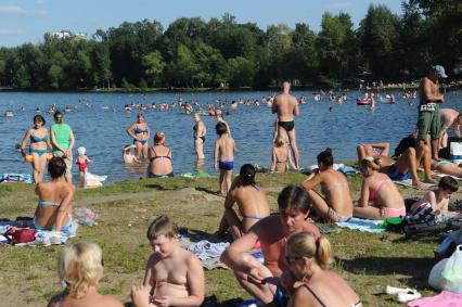 Москва.  Горожане купаются в озере Белое в районе  Косино-Ухтомское.