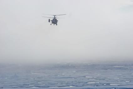 Вертолет Ка-32 МЧС России ад льдами арктики, во время эвакуации сезонной дрейфующей станции \"Северный полюс 2015\". Северный ледовитый океан