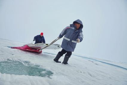 Полярники эвакуируют аппаратуру и имущество сезонной дрейфующей станции \"Северный полюс 2015\" из Арктики, на ледокол \"Капитан Драницын\" для перевозки на большую землю. Северный полюс. Северный ледовитый океан