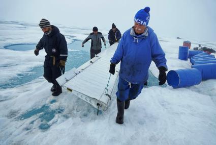 Полярники эвакуируют аппаратуру и имущество сезонной дрейфующей станции \"Северный полюс 2015\" из Арктики, на ледокол \"Капитан Драницын\" для перевозки на большую землю. Северный полюс. Северный ледовитый океан