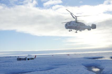 Вертолет Ка-32 МЧС России ад льдами арктики, во время эвакуации сезонной дрейфующей станции \"Северный полюс 2015\". Северный ледовитый океан