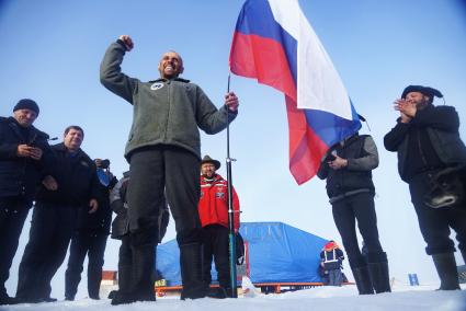 Полярники, члены экспедиции сезонной дрейфующей станции \"Северный полюс 2015\" перед эвакуацией на большую землю. Северный ледовитый океан