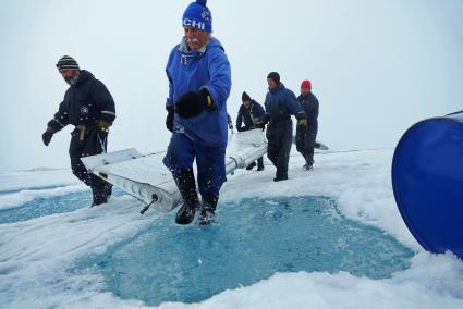 Полярники эвакуируют аппаратуру и имущество сезонной дрейфующей станции \"Северный полюс 2015\" из Арктики, на ледокол \"Капитан Драницын\" для перевозки на большую землю. Северный полюс. Северный ледовитый океан