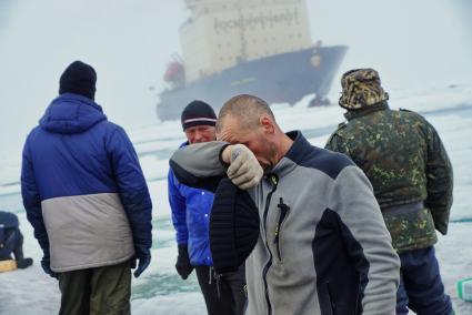 Дмитрий Мамадалиев - начальник сезонной дрейфующей станции \"Северный полюс 2015\" , во время эвакуации из Арктики, на ледокол \"Капитан Драницын\". Северный полюс. Северный ледовитый океан