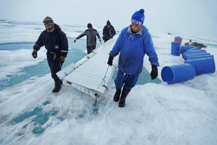 Полярники эвакуируют аппаратуру и имущество сезонной дрейфующей станции \"Северный полюс 2015\" из Арктики, на ледокол \"Капитан Драницын\" для перевозки на большую землю. Северный полюс. Северный ледовитый океан