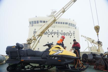 моряки ледокола \"Капитан Драницын\" принимают на палубе аппаратуру и имущество сезонной дрейфующей станции \"Северный полюс 2015\" из Арктики, для перевозки на большую землю. Северный полюс. Северный ледовитый океан