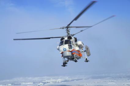 Вертолет Ка-32 МЧС России взлетает с палубы ледокола \"Капитан Драницын\", во время похода на северный полюс, для эвакуации сезонной дрейфующей станции \"Северный полюс 2015\". Северный ледовитый океан