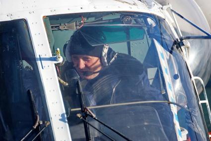 Вертолетчики МЧС России перед вылетом с ледокола \"Капитан Драницын\", во время похода на северный полюс, для эвакуации сезонной дрейфующей станции \"Северный полюс 2015\". Северный ледовитый океан