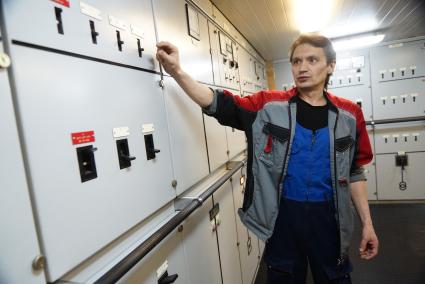 Машинист дизельного ледокола \"Капитан Драницын\" в машинном отделении, во время похода на северный полюс, для эвакуации сезонной дрейфующей станции \"Северный полюс 2015\". Мурманск