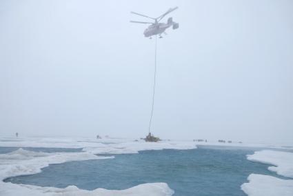 Вертолет Ка-32 МЧС России во время эвакуации сезонной дрейфующей станции \"Северный полюс 2015\" на Ледокол \"Капитан Драницын\" из Арктики, для перевозки на большую землю. Северный полюс. Северный ледовитый океан