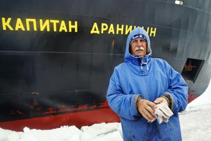 Полярник сезонной дрейфующей станции \"Северный полюс 2015\" перед вакуацией из Арктики на ледокол \"Капитан Драницын\". Северный полюс. Северный ледовитый океан