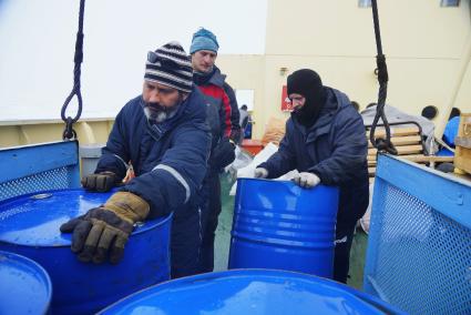 Полярники эвакуируют аппаратуру и имущество сезонной дрейфующей станции \"Северный полюс 2015\" из Арктики, на ледокол \"Капитан Драницын\" для перевозки на большую землю. Северный полюс. Северный ледовитый океан