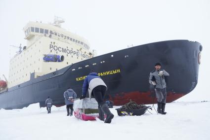 Полярники эвакуируют аппаратуру и имущество сезонной дрейфующей станции \"Северный полюс 2015\" из Арктики, на ледокол \"Капитан Драницын\" для перевозки на большую землю. Северный полюс. Северный ледовитый океан