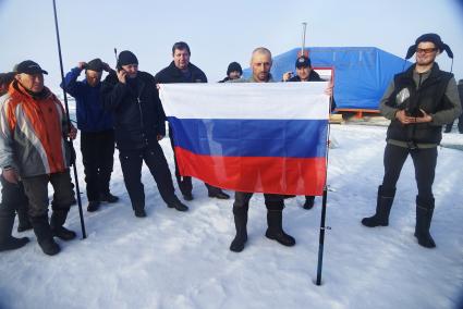 Полярники, члены экспедиции сезонной дрейфующей станции \"Северный полюс 2015\" перед эвакуацией на большую землю. Северный ледовитый океан