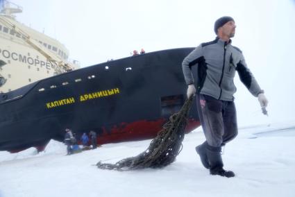 Полярники эвакуируют аппаратуру и имущество сезонной дрейфующей станции \"Северный полюс 2015\" из Арктики, на ледокол \"Капитан Драницын\" для перевозки на большую землю. Северный полюс. Северный ледовитый океан