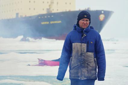Полярник с сезонной дрейфующей станции \"Северный полюс 2015\" из Арктики, в ожидании посадки на ледокол \"Капитан Драницын\" для эвакуации на большую землю. Северный полюс. Северный ледовитый океан