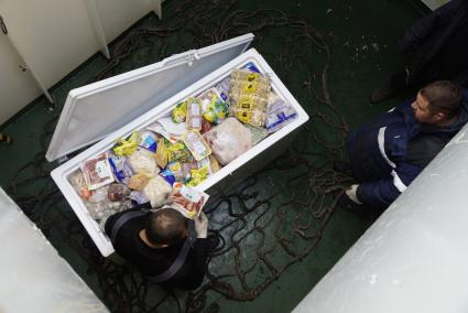 Экипаж ледокола \"Капитан Драницын\" в трюме осматривают холодильник с продуктими с сезонной дрейфующей станции \"Северный полюс 2015\" перед эвакуацией на большую землю. Северный полюс. Северный ледовитый океан