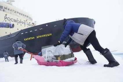 Полярники эвакуируют аппаратуру и имущество сезонной дрейфующей станции \"Северный полюс 2015\" из Арктики, на ледокол \"Капитан Драницын\" для перевозки на большую землю. Северный полюс. Северный ледовитый океан